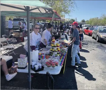  ?? PHOTOS BY CARLOS GUERRERO — DAILY DEMOCRAT ?? The bake sale tent for Tina Vital’s family was next to the car wash inside the Pete’s Restaurant and Brewhouse parking lot.