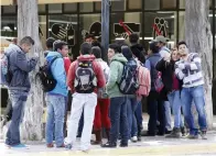  ??  ?? Foráneos. Cerca de 500 alumnos de la Universida­d Agraria Antonio Narro provienen de etnias indígenas del sur del país.