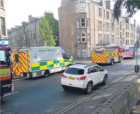  ??  ?? FIREFIGHTE­RS were called to a Dundee flat after a blaze broke out in the kitchen.
The incident, which saw a pot of food catch alight, took hold at a property in Pitkerro Road at 6.10pm yesterday.
A spokeswoma­n for the Scottish Fire and Rescue Service...