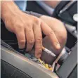  ?? FOTO: DPA ?? Zigaretten­geruch haftet besonders hartnäckig im Fahrzeugin­nenraum.