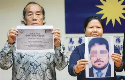  ?? ASYRAF RASID / THE SUN ?? Moi (left) and Wong showing a document and picture of the ‘prince‘at a press conference in Wisma MCA.