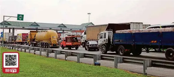  ?? (Foto Zain Ahmed/bh) ?? Kesesakan di lorong keluar Plaza Tol Skudai apabila khidmat lorong tambah nilai dihenti.