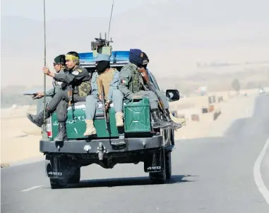  ?? PHOTOS: DAVID PUGLIESE ?? Afghan police accompany Postmedia on a tour through Kandahar City and areas of the province.