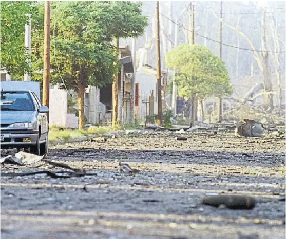  ?? (LA VOZ / ARCHIVO) ?? Ataque a la población civil. Una escena bélica se impuso en Río Tercero el 3 de noviembre de 1995. Siete muertos y centenares de heridos.