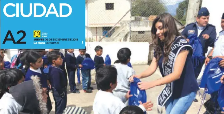  ??  ?? ENTREGA. La Base Aérea de Cotopaxi visitó la escuela en su programa ‘Alas para la Educación’.