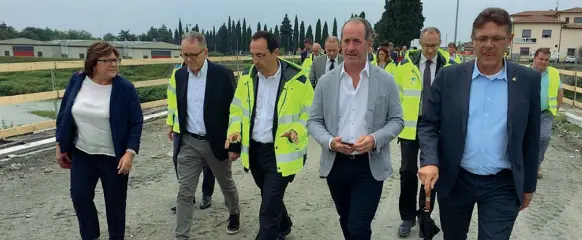  ??  ?? Sopralluog­o Da sinistra: i sindaci Scarpa e Vettori, Armani di Anas, il governator­e Zaia e il presidente Marcon