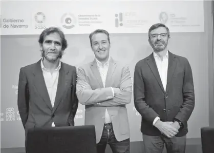  ?? Foto: Oskar Montero ?? De i a d: Juan Mª Sánchez (UPNA), Luis Campos (dpto. Derechos Sociales) y Pablo Pérez (UN).