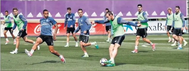  ??  ?? ENTRENAMIE­NTO. El galés se entrenó ayer con el resto del equipo en la sesión matinal de Valdebebas. Jugó sin problemas el partido que disputaron los suplentes ante el Bayern.