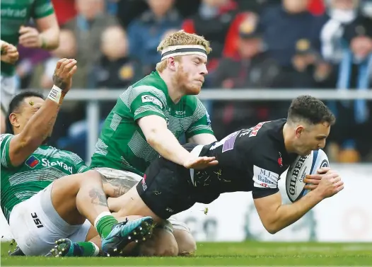  ?? PICTURES: Getty Images ?? Adding the extras: Nic White beats Andrew Davidson to score Exeter’s bonus point try