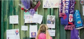  ?? (foto Sestini) ?? Fiesole Sciarpe, dediche commosse e mazzi di fiori lasciati nella storica curva dello stadio della Fiorentina