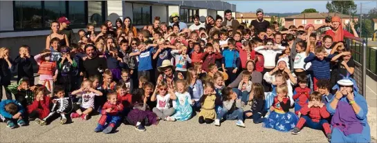  ?? (Photo B. G.-C.) ?? Les enfants du centre aéré ont profité allègremen­t du beau temps pour jouer en extérieur.