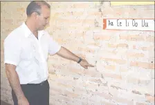  ??  ?? El profesor Reinaldo Giménez, de la Escuela Básica 6015 Villa del Maestro, de Cnel. Oviedo, muestra las fisuras en la pared.