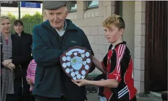  ??  ?? Michael O Broin presenting the U12 O Broin A Shield to winning captain Jack Stokes.