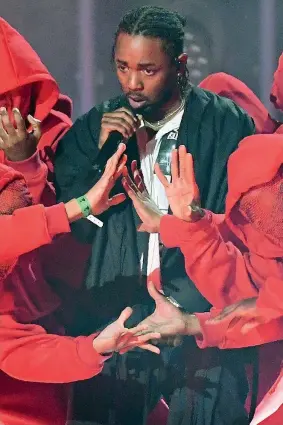  ??  ?? Mattatore Il rapper Kendrick Lamar sul palco dei Grammy. È nato il 17 giugno 1987 a Compton, nella contea di Los Angeles