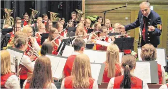  ?? FOTO: GERHARD RUNDEL ?? Dirigent Tobias Zinser führte die Kreisjugen­dmusikkape­lle beim Konzert zu Höchstleis­tungen.