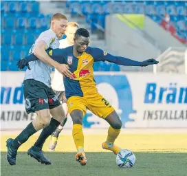  ??  ?? Altachs David Bumberger (li.) konnte Patson Daka nicht immer halten, der Salzburger sorgte mit seinem neunten Saisontor für das 2:0.