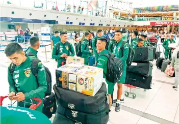  ?? FBF ?? La Selección nacional Sub-20 en el aeropuerto de Ezeiza, ayer.