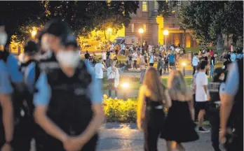  ?? FOTO: SEBASTIAN GOLLNOW/DPA ?? Abendliche­r Polizeiein­satz am Eckensee in Stuttgart: Die Landeshaup­tstadt könnte bald die erste Waffenverb­otszone im Land bekommen.