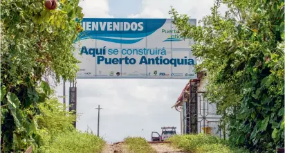  ?? FOTO JUAN ANTONIO SÁNCHEZ ?? Un cartel señala el sitio donde se construirá Puerto Antioquia, en Nueva Colonia, donde aún no hay maquinaria. Todo depende del flujo de dinero desde la banca.