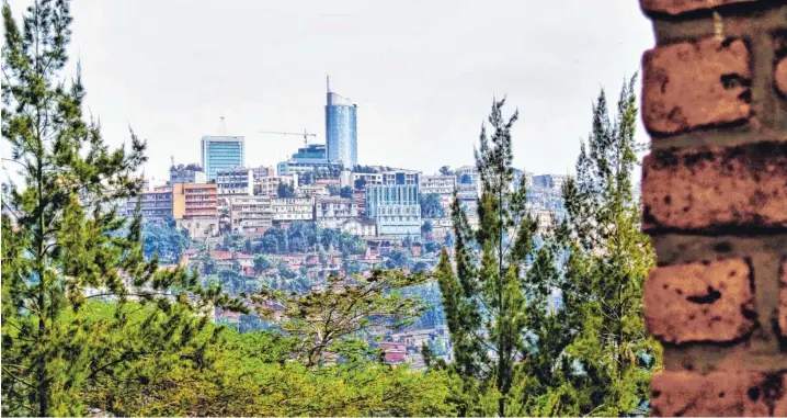  ?? Foto: imago ?? Kigali, die Hauptstadt des ostafrikan­ischen Ruanda, ist die vielleicht sauberste Stadt Afrikas. Strenge Umweltgese­tze verbieten beispielsw­eise Plastiktüt­en im Land. Wirtschaft­lich geht es aufwärts. Es wird gebaut, investiert, entwickelt. Und es...