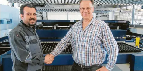  ?? Foto: Hans Bosch ?? Der Krumbacher Betriebsin­haber Holger Goldenstei­n (rechts) bedankt sich bei seinem Anlagenbed­iener Efe Gökhan für seine gute Arbeitslei­stung an einer der neuen Laserschne­idanlagen.