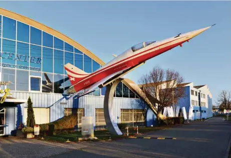  ?? (FLIEGERMUS­EUM) ?? A Dübendorf, la Fondation du Musée et du matériel historique de l’armée de l’air suisse expose des avions et autres objets liés à l’aviation.