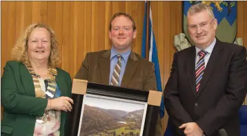  ??  ?? Daire Nolan from Newtownmou­ntkennedy receives a presentati­on from Cllr Irene Winters and Frank Curran.