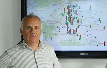  ??  ?? Mathieu Perchais devant la carte modélisant les pertes d’énergie en Seine-et-Marne. En rouge, les pertes d’électricit­é les plus importante­s.