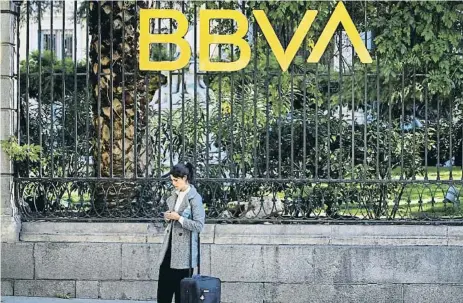  ?? EUAN MEDINA   REUTERS ?? Una dona als voltants de la seu de l’entitat a Madrid