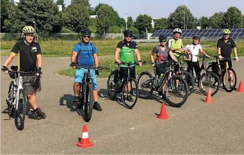  ?? FOTO: GERALD MÜLLER ?? Leser dieser Zeitung absolviert­en ein Pedelec-Training auf dem Gelände des ADAC-Fahrsicher­heitszentr­ums in Grammetal.