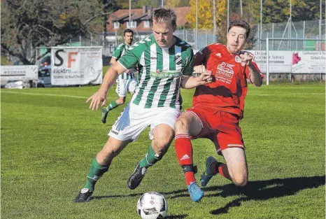  ?? ARCHIV-FOTO: KARL-HEINZ BODON ?? Bermatinmg­ens Alexander Haug (links) muss sich in dieser Szene der Attacke von Herdwangen­s Tobias Zolg erwehren.