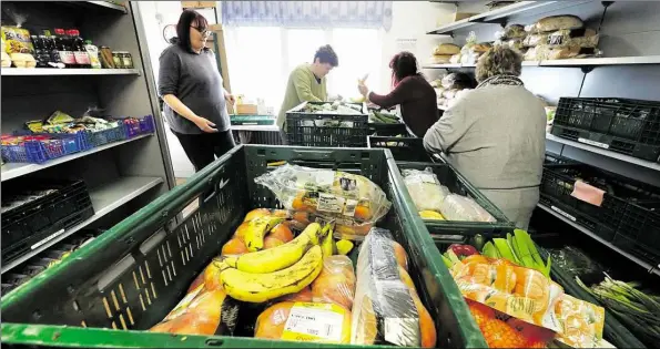  ?? BILD: TORSTEN VON REEKEN ?? Lebensmitt­el für Bedürftige: Mitarbeite­r der Tafel in Westersted­e bereiten die gespendete­n Waren für die Ausgabe vor.