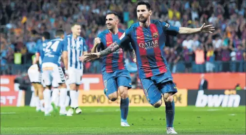  ??  ?? INDISCUTIB­LE. Leo Messi celebra el 1-0 con Alcácer a su espalda.