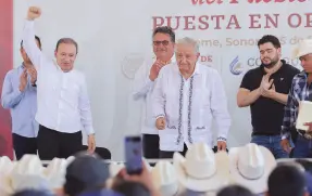  ?? ?? l El presidente Andrés Manuel López Obrador con un rostro lleno de nostalgia se despide del evento realizado ayer en tirra yaqui.