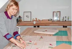  ?? Fotos: Frauke Vangierdeg­om ?? Nataliya Ries hat erst kürzlich ihr Atelier bezogen, in dem sie eine alte ukrainisch­e Stoffdruck Kunst wieder zum Leben erweckt.