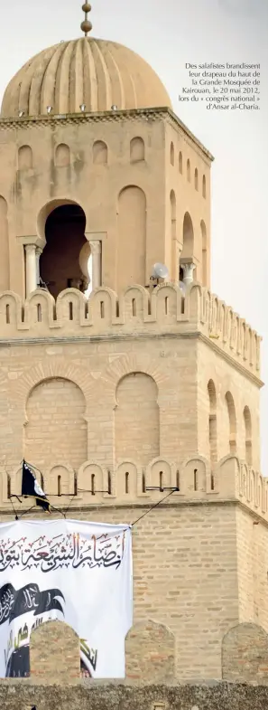  ??  ?? Des salafistes brandissen­t leur drapeau du haut de la Grande Mosquée de Kairouan, le 20 mai 2012, lors du « congrès national » d’ansar al-charia.