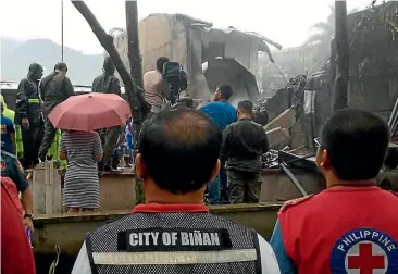  ?? PHILIPPINE RED CROSS VIA AP, FACEBOOK ?? New Zealand couple Tom and Erma Carr, below, have died in a plane crash in the Philippine­s, above.