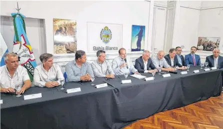  ?? FOTOS: RODRIGO GARCÍA-LA NUEVA. ?? EL INTENDENTE Federico Susbielles encabezó la conferenci­a de prensa realizada en el municipio.