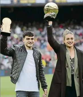  ?? FOTO: P. MORATA ?? Pedri y Alexia ofrecieron el Trofeo Kopa y el Balón de Oro, respectiva­mente