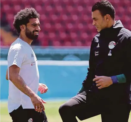  ?? AFP PIC ?? Egypt’s Mohamed Salah (left) with goalkeeper Essam El Hadary during training in Grozny yesterday.
