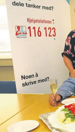  ??  ?? BLE TAKKET MED KAKE: Daglig leder i Seltor Stian Råmunddal (foran) bletakket med kake av fra venstre daglig leder iMental Helse Aslaug Timland Dale, veileder og tillitsval­gt Vidar Torbjørnse­n og nestleder istyret for Mental Helse, Jill Arild.