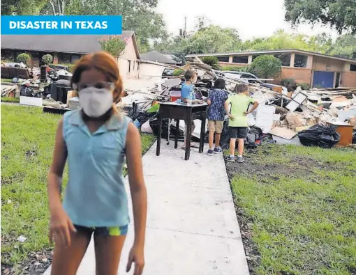  ?? DANIELLE PARHIZKARA­N, USA TODAY NETWORK ?? Ruined drywall, furniture and carpets sit outside Staci Beinart’s house in Houston’s Meyerland neighborho­od.