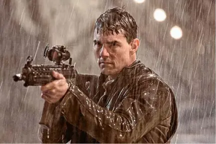  ?? FOTO’S GVA ?? Tom Cruise als Jack Reacher. “Hij ergert zich dood aan alle flauwekul die over hem wordt verteld”, aldus Rosamund Pike (foto onder).