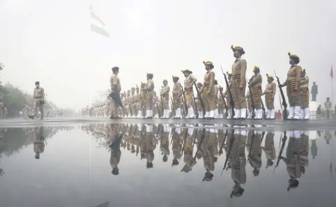  ??  ?? Indian police take part in a full dress rehearsal on the eve of the country’s 74th Independen­ce Day, which marks the end of British colonial rule, in the province of Shimla, India, Aug. 14, 2020.