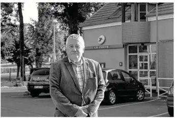  ??  ?? Pour Daniel Sartory, adjoint à Villenoy, il était important d’uniformise­r les parkings en les passant en zone bleue.