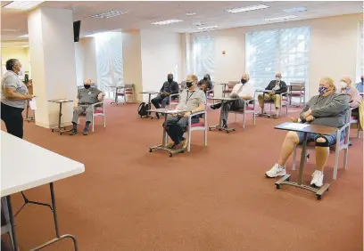  ?? PAULW. GILLESPIE/CAPITAL GAZETTE ?? Bailiffs, who have not worked in months, receive instructio­ns on new procedures at the Anne Arundel County Circuit Courthouse.