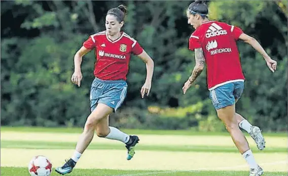  ?? FOTO: SEFUTBOL ?? Vicky Losada y Jenni Hermoso, en un entrenamie­nto La selección española afronta su examen más difícil ante la potente Inglaterra: “Vamos sin miedo”, aseguran las jugadoras