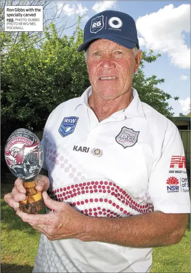  ?? PHOTO: DUBBO PHOTO NEWS/MEL POCKNALL ?? Ron Gibbs with the specially carved egg.