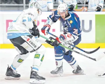  ?? FOTO: FELIX KÄSTLE ?? Stürmer Maximilian Hadraschek (re.) könnte bei den Ravensburg Towerstars als Verteidige­r aushelfen.