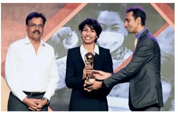  ?? K. R. DEEPAK ?? Lovlina
Borgohain being awarded the Sportswoma­n of the Year (Individual Sports) trophy by former India cricket captain Dilip Vengsarkar, and Chandramoh­an Mehra, CMO Bajaj Allianz Life Insurance.